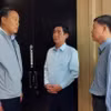 Thủ tướng Thái Lan Srettha Thavisin và Đại sứ Việt Nam tại Thái Lan Phạm Việt Hùng (thứ 4, từ trái sang) tới hiện trường vụ việc. (Ảnh: TTXVN phát)