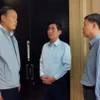 Thủ tướng Thái Lan Srettha Thavisin và Đại sứ Việt Nam tại Thái Lan Phạm Việt Hùng (thứ 4, từ trái sang) tới hiện trường vụ việc. (Ảnh: TTXVN phát)