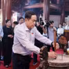 Chủ tịch Quốc hội Trần Thanh Mẫn dâng hương tưởng niệm tại Đền thờ Chủ tịch Hồ Chí Minh ở Nghĩa trang Liệt sỹ quốc tế Việt-Lào. (Ảnh: An Đăng/TTXVN)