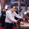 Chủ tịch Quốc hội Trần Thanh Mẫn dâng hương tưởng niệm tại Đền thờ Chủ tịch Hồ Chí Minh ở Nghĩa trang Liệt sỹ quốc tế Việt-Lào. (Ảnh: An Đăng/TTXVN)