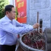 Chủ tịch Quốc hội Trần Thanh Mẫn dâng hương tưởng niệm các anh hùng liệt sĩ tại Nghĩa trang Liệt sỹ quốc tế Việt-Lào. (Ảnh: An Đăng/TTXVN)