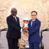 Trưởng Ban Đối ngoại Trung ương Lê Hoài Trung tiếp ông Révérien Ndikuriyo Tổng Thư ký Đảng CNDD–FDD cầm quyền tại Burundi. (Ảnh: Phương Hoa/TTXVN)