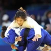 Võ sỹ judo Hoàng Thị Tình cố gắng ngăn cản đòn đánh của đối phương. (Ảnh: Hoàng Linh/TTXVN)