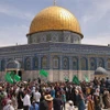Các tín đồ Hồi giáo Palestine tại đền Al-Aqsa (mà Israel gọi là Núi Đền) ở Jerusalem, ngày 22/4/2022. (Ảnh: AFP/TTXVN)