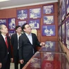 Chủ tịch Quốc hội Vương Đình Huệ tham quan phòng truyền thống của gia đình cố Chủ tịch Quốc hội Nguyễn Hữu Thọ. (Ảnh: Doãn Tấn/TTXVN)