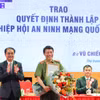 Thượng tướng Lương Tam Quang - Ủy viên Trung ương Đảng, Thứ trưởng Bộ Công an nhận quyết định thành lập Hiệp hội An ninh Mạng Quốc gia. (Ảnh: Minh Sơn/Vietnam+)