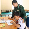Cán bộ, chiến sỹ Đồn biên phòng cửa khẩu quốc tế Lệ Thanh nỗ lực dạy các cháu học hành. (Ảnh: Hồng Điệp/TTXVN)