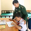 Cán bộ, chiến sỹ Đồn biên phòng cửa khẩu quốc tế Lệ Thanh nỗ lực dạy các cháu học hành. (Ảnh: Hồng Điệp/TTXVN)