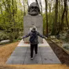 Người dân thăm mộ Karl Marx tại nghĩa trang Highgate ở London, Anh. (Nguồn: THX/TTXVN)