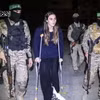 Hình ảnh chụp qua video cho thấy các tay súng Hamas đã trao trả con tin người Israel cho Ủy ban Chữ thập đỏ Quốc tế tại Dải Gaza, ngày 26/11/2023. (Ảnh: AFP/TTXVN) 