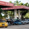 Người dân chờ đổ xăng cho các phương tiện tại trạm xăng ở La Habana, Cuba, ngày 31/1/2024. Ảnh: AFP/TTXVN