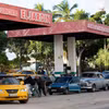 Người dân chờ đổ xăng cho các phương tiện tại trạm xăng ở La Habana, Cuba, ngày 31/1/2024. Ảnh: AFP/TTXVN