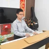 Nguyễn Vũ Duy Anh tập đàn piano. (Ảnh: Nguyên Dung/TTTXN)