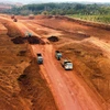 Khai thác bauxite tại Đắk Nông, tỉnh hiện có khoảng 4,5 tỷ tấn quặng nguyên khai, chiếm 60% trữ lượng bô xít cả nước. (Ảnh: Minh Hưng/Vietnam+)