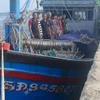 8 ngư dân trên tàu cá Bình Định BĐ 92155 TS bị chìm được tàu cá mang số hiệu BĐ 94580 TS ứng cứu đưa về bờ an toàn. (Ảnh: TTXVN phát)