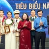 Quyền Chủ tịch nước Võ Thị Ánh Xuân với các Gương mặt trẻ Việt Nam tiêu biểu và Gương mặt trẻ triển vọng. (Ảnh: Thống Nhất/TTXVN)