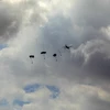 Hàng viện trợ được thả xuống Dải Gaza ngày 22/3/2024. (Ảnh: THX/TTXVN)