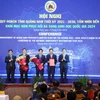 Phó Thủ tướng Trần Lưu Quang trao Quyết định quy hoạch tỉnh Quảng Nam cho lãnh đạo tỉnh Quảng Nam. (ẢNh: Trần Tĩnh/TTXVN)