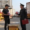 Lực lượng Hải quan Tân Thanh kiểm tra chủng loại hàng hóa xuất khẩu qua cửa khẩu Tân Thanh. (Ảnh: Quang Duy/TTXVN)