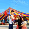 Phụ huynh huyện Ba Chẽ, tỉnh Quảng Ninh, đưa con đến trường khai giảng năm học mới. (Ảnh: Thanh Vân/TTXVN)