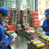 Đóng gói sản phẩm pin R20 tại Công ty Cổ phần Pin Hà Nội thuộc Tập đoàn Hóa chất Việt Nam. (Ảnh: Hoàng Hùng/TTXVN)