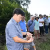 Phó Bí thư Tỉnh ủy, Chủ tịch UBND tỉnh Huỳnh Quốc Việt kiểm tra mô hình tôm-lúa truên địa bàn huyện Thới Bình. (Nguồn: Công Thông tin Điện tử Cà Mau)