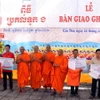 Hội Đoàn kết sư sãi yêu nước thành phố Cần Thơ trao quyết định bàn giao ghe ngo cho đại diện các chùa và Học viện Phật giáo Nam tông Khmer trên địa bàn. (Ảnh: Trung Kiên/TTXVN)