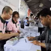 Đông đảo sinh viên, người lao động tham gia “Ngày hội tuyển dụng, việc làm năm 2023” tại Trường đại học Công nghiệp Thành phố Hồ Chí Minh. (Ảnh: Thanh Vũ/TTXVN)