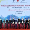 Trao Giấy chứng nhận đầu tư cho các dự án FDI của Nhật Bản. (Ảnh: Văn Đức/TTXVN)