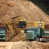 Nhà thầu khai thác một mỏ vật liệu đất đắp nền đường của Dự án Cao tốc Bắc-Nam. (Ảnh: Việt Hùng/Vietnam+)