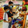 Người dân mua hàng tại Co.opmart. (Ảnh: Lê Huy Hải/TTXVN)