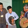 Nghệ nhân hướng dẫn học viên cách sử dụng cồng chiêng. (Ảnh: Nguyễn Thanh/TTXVN)