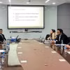 Chủ tịch kiêm Giám đốc Điều hành Hiệp hội Công nghiệp Bán dẫn Mỹ John Neffeur (thứ 2 từ phải sang) và Trưởng ban Quản lý Khu Công nghệ Cao TP.HCM Nguyễn Anh Thi (ngồi đối diện) tại buổi tham quan Nhà máy Intel Việt Nam. (Nguồn: Báo Kinh tế Sài Gòn)