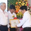 Tuyên dương nông dân sản xuất kinh doanh giỏi là thành viên Câu lạc bộ nông dân tỷ phú. (Ảnh: Huỳnh Phúc Hậu/TTXVN)