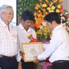 Tuyên dương nông dân sản xuất kinh doanh giỏi là thành viên Câu lạc bộ nông dân tỷ phú. (Ảnh: Huỳnh Phúc Hậu/TTXVN)