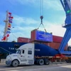Bốc dỡ container lên tàu Tan Cang Foundation, quận Cái Răng, thành phố Cần Thơ. (Ảnh: Thanh Liêm/TTXVN)