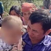 Gia đình anh Trình A Vàng tiếp nhận cháu bé từ lực lượng tìm kiếm. (Nguồn: báo Quân đội Nhân dân)