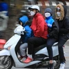 Người dân di chuyển trên đường vẫn cảm nhận rõ cái lạnh khi nhiệt độ giảm dưới 14 độ C kết hợp với gió mạnh. (Ảnh: Hoàng Hiếu/TTXVN)