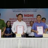 Lãnh đạo Sở Lao động, Thương binh và Xã hội, Công an và Viện Kiểm sát Nhân dân Thành phố Hồ Chí Minh ký kết Quy chế phối hợp nhằm giảm tai nạn lao động. (Ảnh: Thanh Vũ/TTXVN)