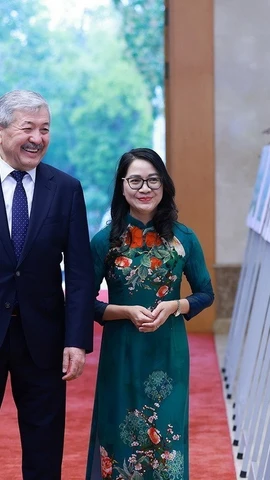 Thủ tướng Phạm Minh Chính và Thủ tướng Kyrgyzstan Adylbek Kasymaliev tham quan Trưng bày ảnh của Thông tấn Xã Việt Nam. (Ảnh: Dương Giang/TTXVN)