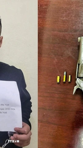 Đối tượng dùng súng cướp ôtô là Phạm Đình Trung và tang vật. (Ảnh: TTXVN phát)