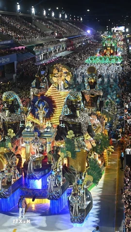 Các vũ công tham gia lễ hội Carnival tại thành phố Rio de Janeiro, Brazil. (Ảnh: THX/TTXVN)