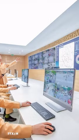 Trung tâm điều khiển giao thông thông minh đang vận hành gần 2.000 camera AI toàn thành phố Hà Nội. (Ảnh: Quốc Lũy/TTXVN)