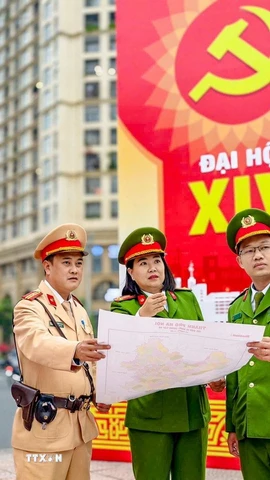 Lực lượng Cảnh sát Giao thông Thủ đô phối hợp với Công an cơ sở đảm bảo an toàn cho Đại hội Đảng lần thứ XIV. (Ảnh: Quốc Lũy/TTXVN)