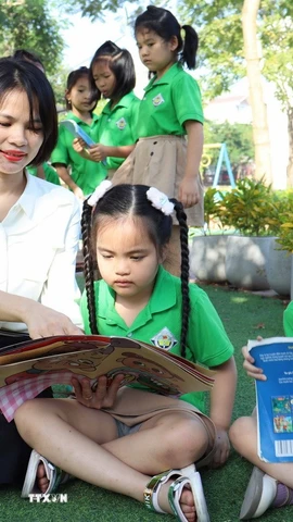 Cô và trò Trường Tiểu học và Trung học cơ sở Trần Quốc Toản, thành phố Bắc Ninh hào hứng với giờ đọc sách. (Ảnh: Thanh Thương/TTXVN)