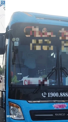 Xe ôtô khách chở nhiều hơn 13 khách so với quy định. (Ảnh: TTXVN phát)