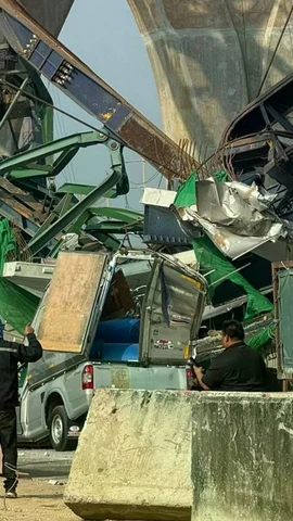 Hiện trường vụ sập cần cẩu trên đường Rama II. (Nguồn: Bangkok Post)