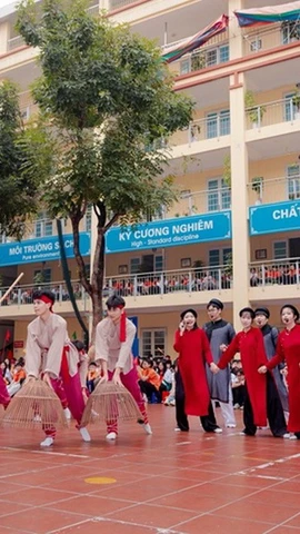 Học sinh say sưa hát xoan mó cá tái hiện hoạt cảnh lao động sản xuất.