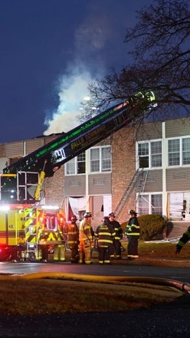 Lực lượng chức năng làm việc tại hiện trường. (Nguồn: Reuters)