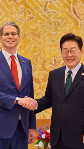 Tổng thống Hàn Quốc Lee Jae Myung (phải) và Bộ trưởng Tài chính Hoa Kỳ Scott Bessent gặp nhau tại Nhà Xanh. (Nguồn: Phủ Tổng thống Hàn Quốc)